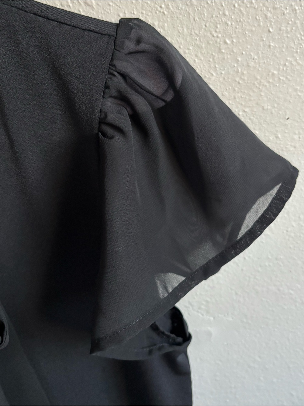 Cable & Gauge Flutter Sleeve Tie Neck Short Sleeve Blouse Black S Feminine Top - Picture 4 of 5